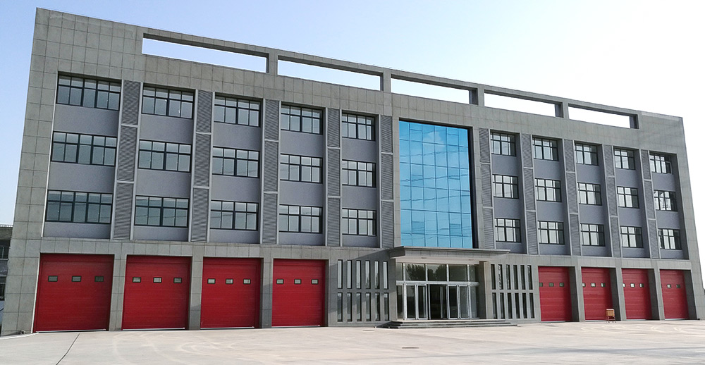 Puerta seccional para estación de bomberos