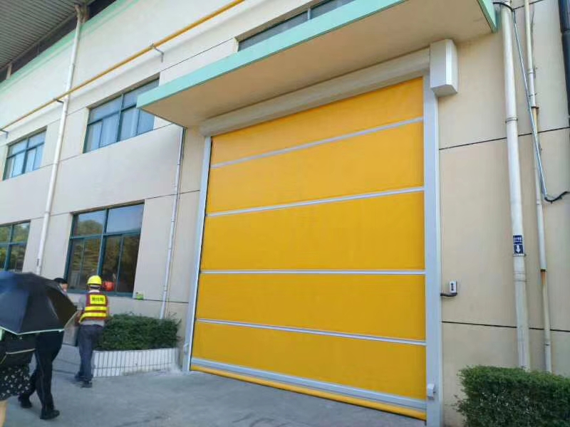 Puerta rápida de PVC para edificio de oficinas.