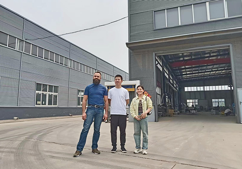 Clientes estadounidenses visitan la fábrica