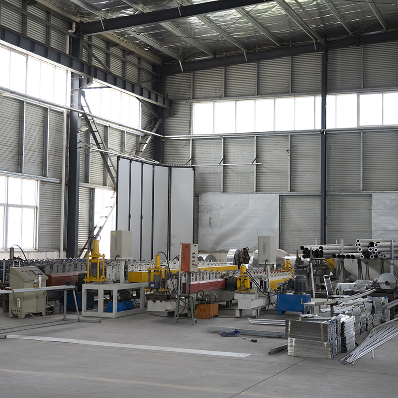 En forma de L alrededor de la puerta del hangar de la esquina