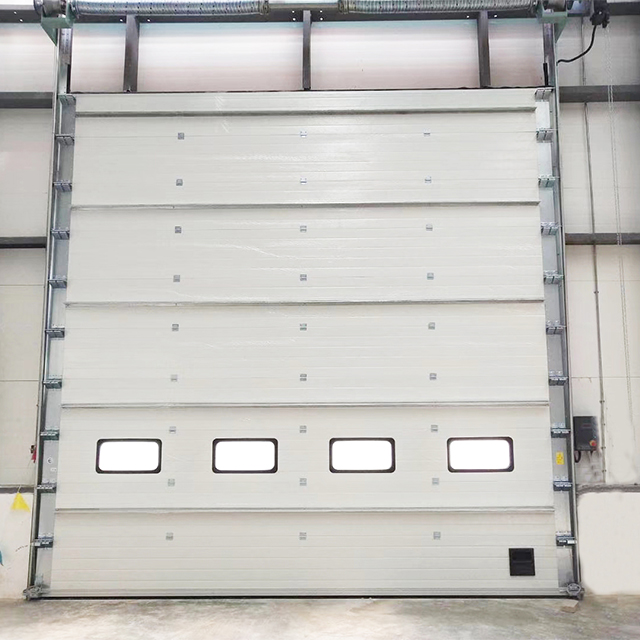 Puerta seccional industrial de gran tamaño con aislamiento a prueba de viento y nervaduras