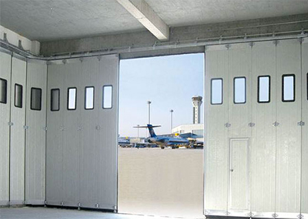 A la vuelta de la esquina de la puerta del hangar