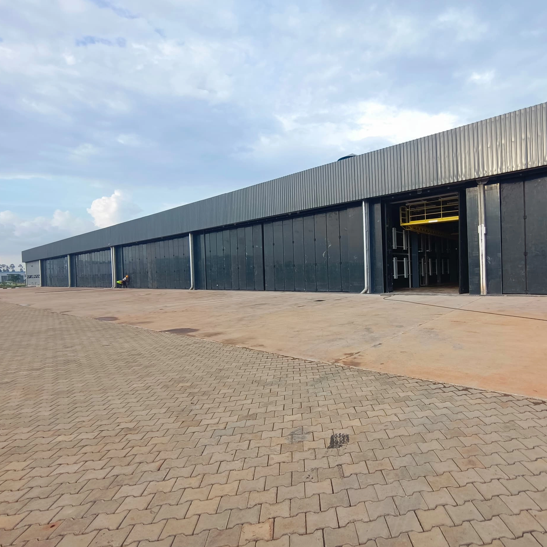 24 puertas enrollables y 7 puertas plegables industriales en Uganda