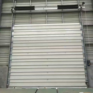 Puerta seccional industrial de gran tamaño con aislamiento a prueba de viento y nervaduras