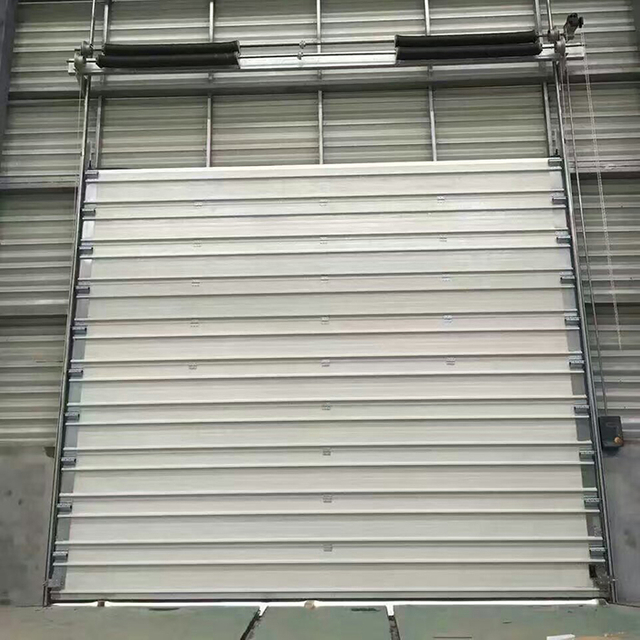 Puerta seccional industrial de gran tamaño con aislamiento a prueba de viento y nervaduras