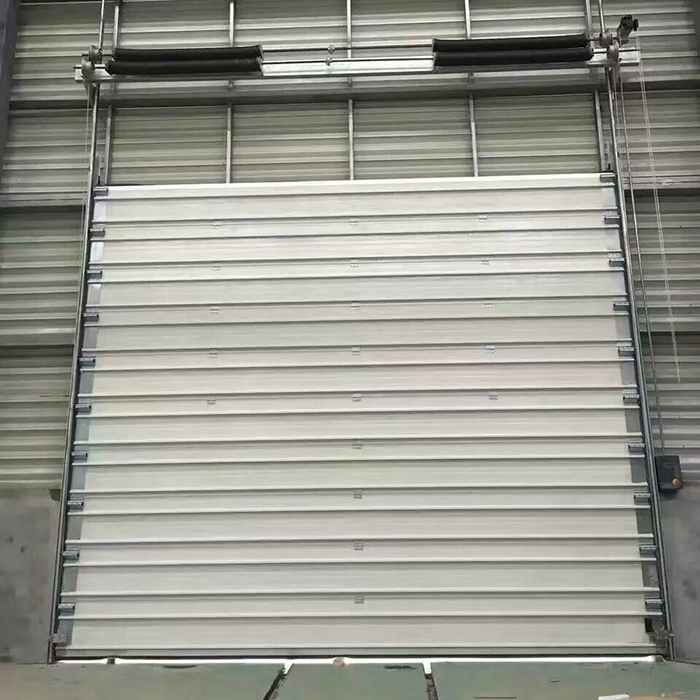 Puerta seccional industrial de gran tamaño con aislamiento a prueba de viento y nervaduras
