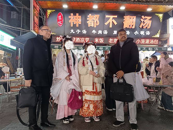 Clientes sauditas visitan Yuou para exhibición de productos y gira cultural por Luoyang