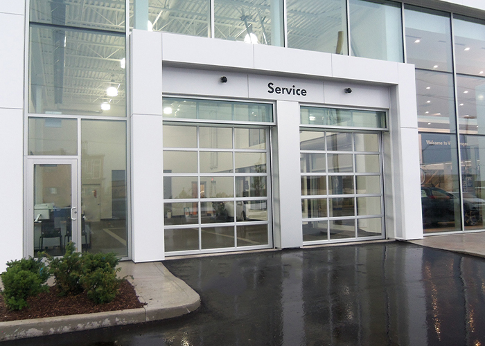 Puerta seccional de garaje de vidrio